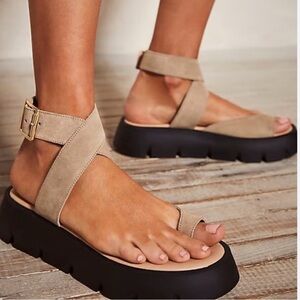 FREE PEOPLE MEL LUG SOLE PLATFORM WRAP SANDAL IN NEUTRAL TAN EUC SIZE 8 /38